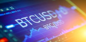 البيتكوين هي عملة افتراضية غير موجودة في الواقع، يتم التعامل بها في الانترنت من خلال البيع والشراء