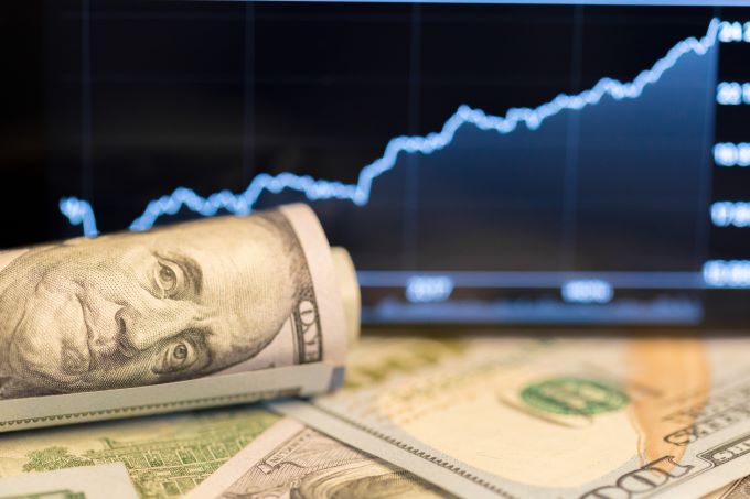 تمثل حركة وحجم الطلب على السلع الوقود المسؤول في كثير من الأحيان عن تحرك بعض العملات
