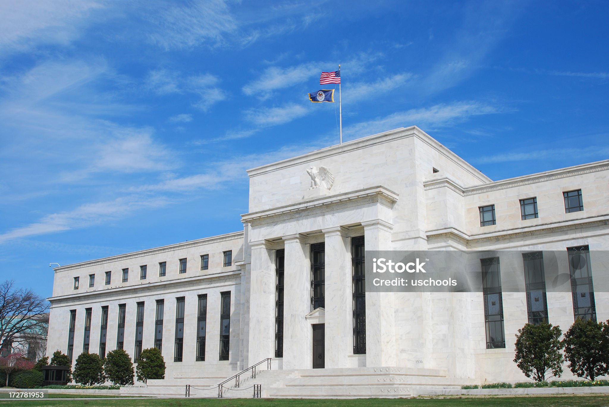 محضر اجتماع الاحتياطي الفيدرالي يكشف أسباب تأجيل خفض الفائدة الامريكية